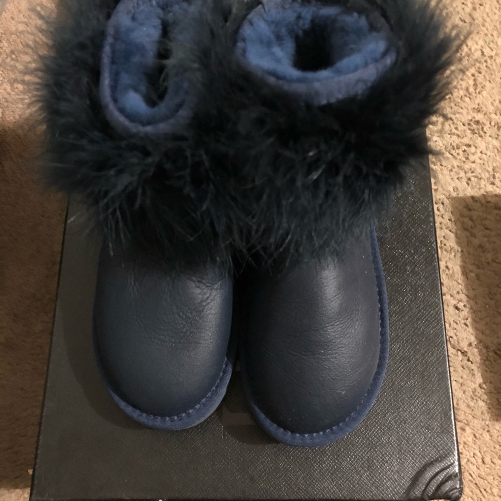 Australia Luxe Short Fur Boots in size 6